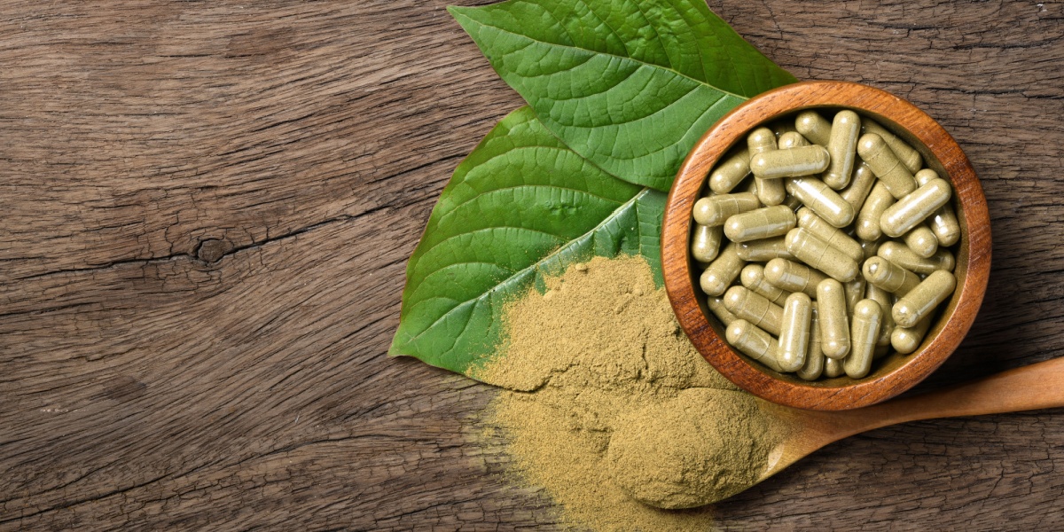 a photo of different kratom forms and dosages