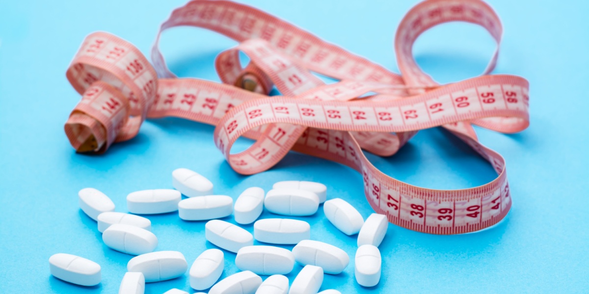 a photo of Zoloft pills and a tape measure over a light blue background