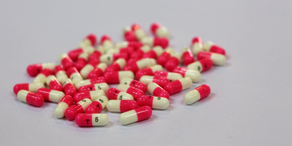 a photo of pink and white capsules or clorazapate (Tranxene) pills