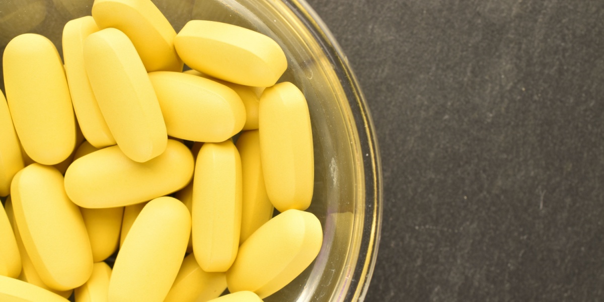 a bowl full of yellow, oval Percocet 10 pills